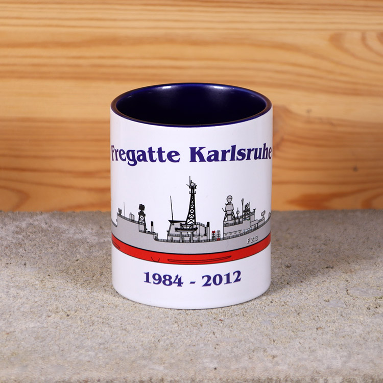 Marine-Tasse Fregatte Karlsruhe mit Silhouette und Wunschtext – Bild 3